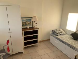 Ένα ή περισσότερα κρεβάτια σε δωμάτιο στο Chambre tout confort Saphir 1 à 3 P dans belle maison