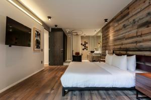 una camera con un letto bianco e una parete in legno di Amazing 2BR in Polanco a Città del Messico