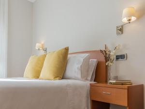 Hostal ALBA Lugo客房内的一张或多张床位