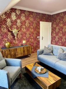 ein Wohnzimmer mit 2 Sofas und einem Tisch in der Unterkunft Ferienhaus Ostrauer Hof in Bad Schandau