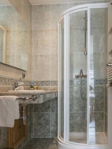 uma casa de banho com um chuveiro e um lavatório. em Hostal ALBA Lugo em Lugo