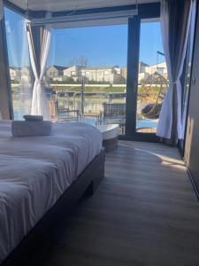 Posteľ alebo postele v izbe v ubytovaní L'Escale Royale L'Isle Adam Port - Oise