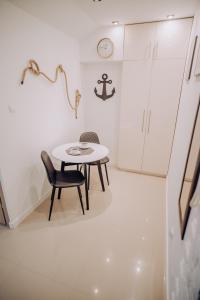 jadalnia ze stołem i krzesłem w obiekcie Apartament Kotwica w mieście Giżycko