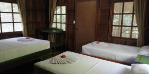 a room with two beds and two windows at Hidden Paradise Lodge in Drake