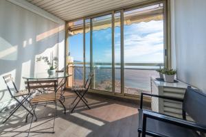balcón con mesa, sillas y vistas al océano en SEA FRONT - panoramic sea view studio with terrace, en Niza