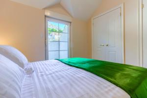 En eller flere senge i et værelse på OMIŠ Dream house Blue sky