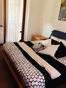 a bedroom with two beds with pillows and a window at La Maison d'Alizè in Lecco