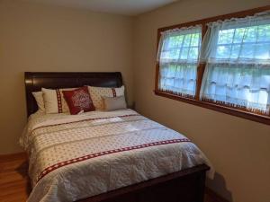 A bed or beds in a room at s1. Beautiful home in Historic Scottsboro