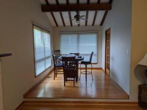 - une salle à manger avec une table et des chaises dans l'établissement s1. Beautiful home in Historic Scottsboro, à Scottsboro