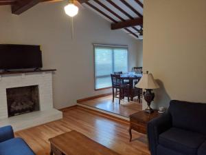 ein Wohnzimmer mit einem Kamin und einem Esstisch in der Unterkunft s1. Beautiful home in Historic Scottsboro in Scottsboro