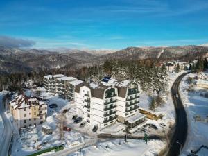 een luchtzicht op een hotel in de sneeuw bij SREBRNA PLANINA Spa & Resort in Kopaonik