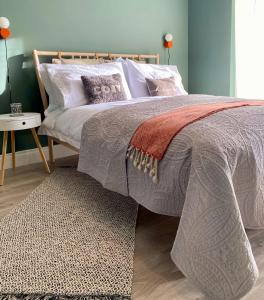 Un pat sau paturi într-o cameră la The Green Room guest suite