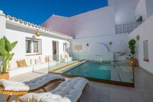 duży basen w białym domu z basenem w obiekcie Casa Marinero beach 1 w mieście Torrox Costa