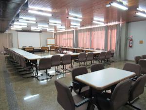 una sala de conferencias con mesas y sillas. en Hotel Cabreúva Resort, en Cabreúva