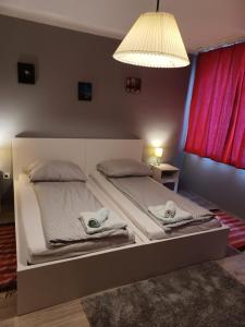 ブダペストにあるBenkoapartmentsのベッドルーム1室(白いベッド1台、タオル付)