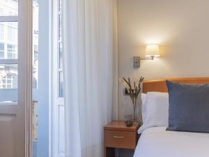 Hostal ALBA Lugo客房内的一张或多张床位