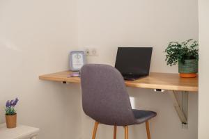 - un bureau avec une chaise et un ordinateur portable dans l'établissement Casita - Comme une petite maison - Parking gratuit, à Valence