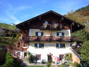 un edificio con macetas en los balcones en Haus Brandstein Ferienwohnungen en Ramsau