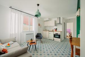 ein Wohnzimmer mit einem Sofa und einem Tisch in der Unterkunft Casita - Comme une petite maison - Parking gratuit in Valence