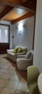 dois sofás sentados numa sala com em Il Ghiandolino em Imola