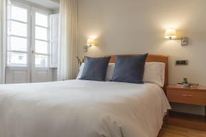 Hostal ALBA Lugo客房内的一张或多张床位