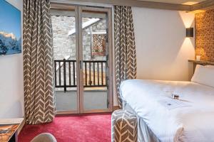 Postel nebo postele na pokoji v ubytování Hôtel L'Aigle du Montana by Les Etincelles