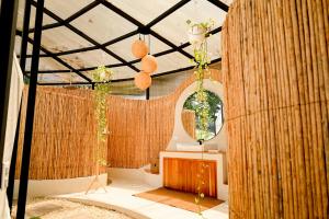 Alma Glamping في اسكازو: حمام بجدار خشبي ومرآة