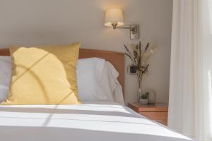 Hostal ALBA Lugo客房内的一张或多张床位