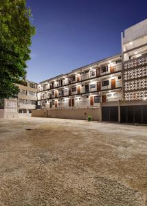 un aparcamiento vacío frente a un edificio en Suites Reforma by HomiRent en Mérida