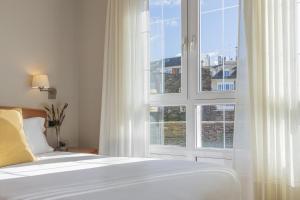 Hostal ALBA Lugo客房内的一张或多张床位