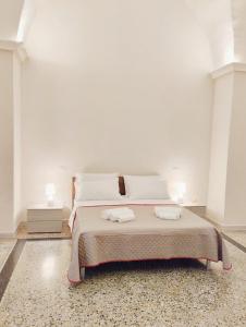 - une chambre avec un lit et 2 serviettes dans l'établissement Marilè, à Carmiano