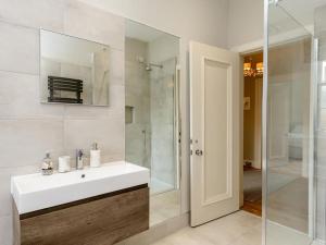 北貝里克的住宿－The Latch，浴室配有白色水槽和淋浴。