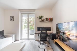 Μια τηλεόραση ή/και κέντρο ψυχαγωγίας στο Comfy APT with Private Parking & Balcony