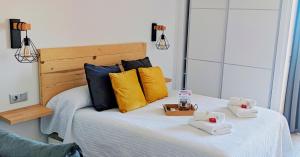 Posteľ alebo postele v izbe v ubytovaní NORDIC SUITE Apartamentos Minerva NEW APARTMENT Vistas al Mar
