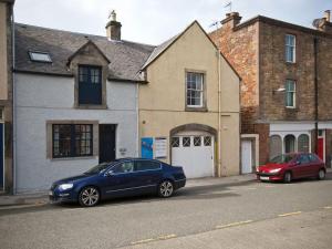 dos autos estacionados frente a una casa en The Nook, en North Berwick