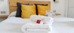 Posteľ alebo postele v izbe v ubytovaní NORDIC SUITE Apartamentos Minerva NEW APARTMENT Vistas al Mar