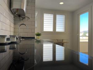A kitchen or kitchenette at Malagadevacaciones - La Marea