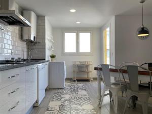 A kitchen or kitchenette at Malagadevacaciones - La Marea