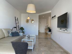 A television and/or entertainment centre at Malagadevacaciones - La Marea