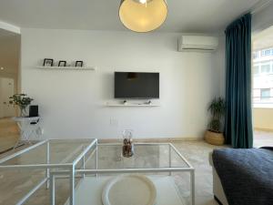 A television and/or entertainment centre at Malagadevacaciones - La Marea