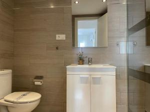 A bathroom at Malagadevacaciones - La Marea