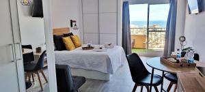 Posteľ alebo postele v izbe v ubytovaní NORDIC SUITE Apartamentos Minerva NEW APARTMENT Vistas al Mar