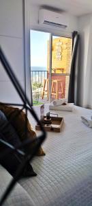 Posteľ alebo postele v izbe v ubytovaní NORDIC SUITE Apartamentos Minerva NEW APARTMENT Vistas al Mar