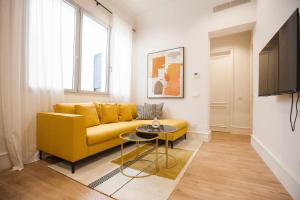 Televízia a/alebo spoločenská miestnosť v ubytovaní ISG Apartments Cedaceros 12
