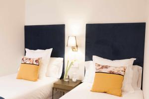 A bed or beds in a room at ISG Apartments Cedaceros 12