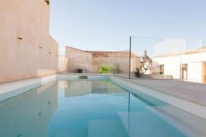 The swimming pool at or close to ISG Apartments Cedaceros 12