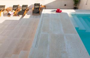 The swimming pool at or close to ISG Apartments Cedaceros 12