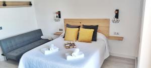 Posteľ alebo postele v izbe v ubytovaní NORDIC SUITE Apartamentos Minerva NEW APARTMENT Vistas al Mar