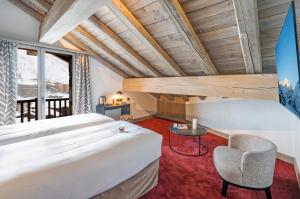 Postel nebo postele na pokoji v ubytování Hôtel L'Aigle du Montana by Les Etincelles