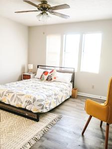 Letto o letti in una camera di Modern 2 bedroom home in Kingsport